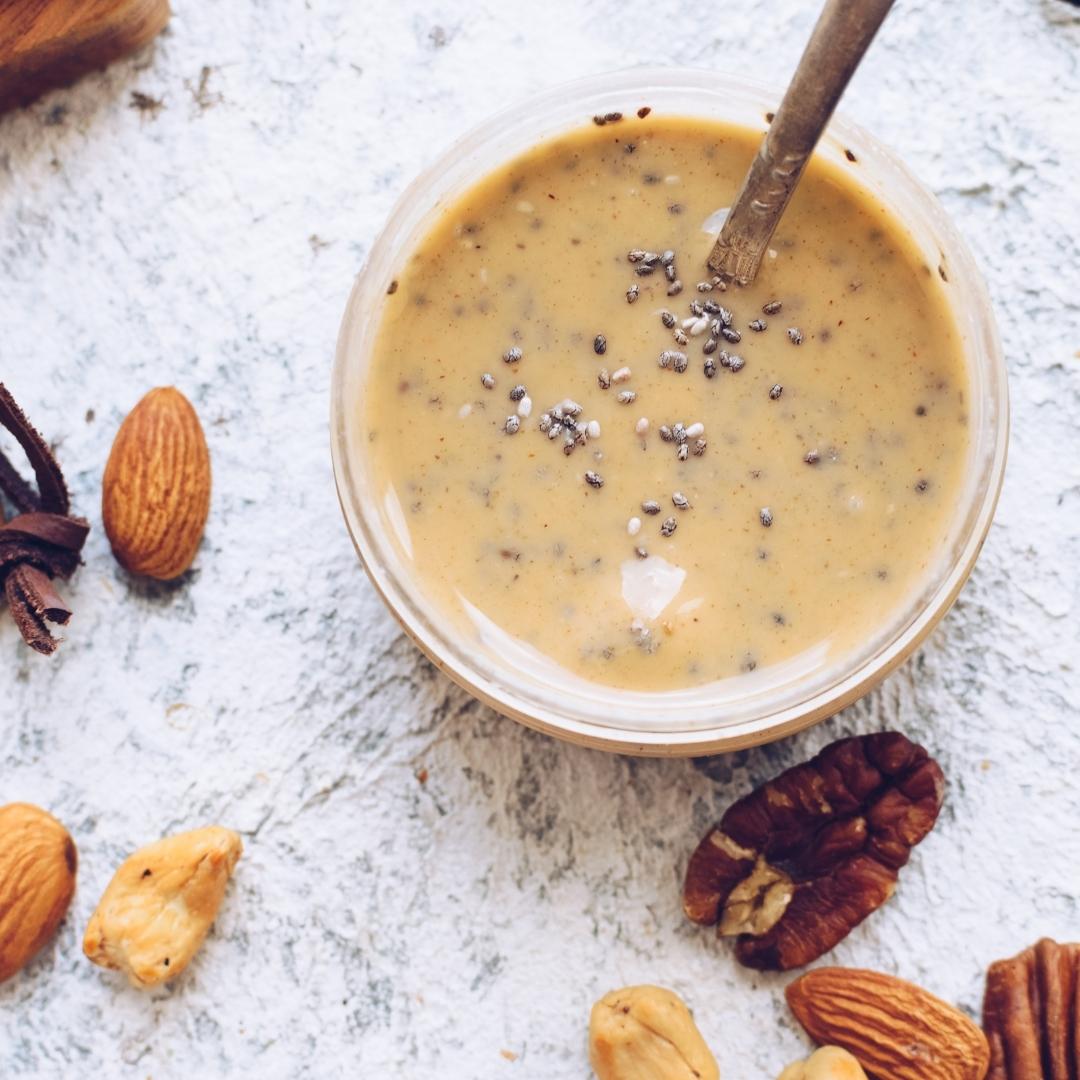 Smoothie s ban�nmi a mand�ov�m orechov�m maslom SomGurman.sk